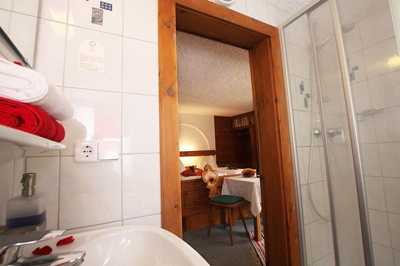 Dreibettzimmer mit Dusche und WC im Haus Grünbergblick Mieming Tirol